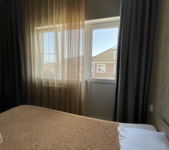 Двухместный номер Standard с балконом и с красивым видом из окна двуспальная кровать в Гранат