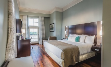Двухместный номер Mobility Accessible Roll-In Shower с видом на город двуспальная кровать в The Cotton Sail Hotel, Tapestry Collection By Hilton