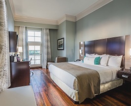 Четырёхместный номер с балконом и с видом на реку в The Cotton Sail Hotel, Tapestry Collection By Hilton