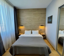 Номер с двухспальной кроватью и диваном в Port inn