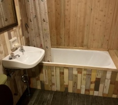 Кровать в общем номере (женский номер) с красивым видом из окна в Doobaki Hostel