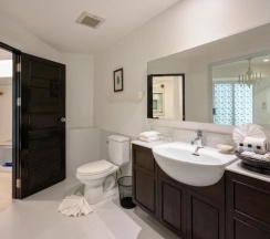 Четырёхместный люкс семейный с 2 комнатами в Thavorn Palm Beach Resort Phuket