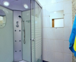 Кровать в шестиместном номере в Maestro Hostel