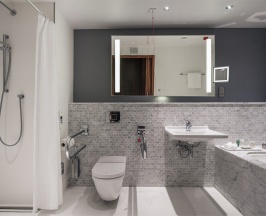 НОМЕР С БОЛЬШОЙ КРОВАТЬЮ (KING SIZE) С ВИДОМ ВО ДВОР в Hilton Saint Petersburg ExpoForum