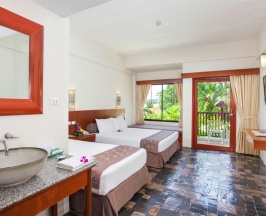 Двухместный номер Deluxe с видом на бассейн двуспальная кровать в Karona Resort & Spa