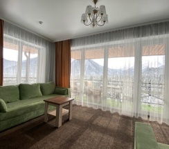 Люкс Superior с балконом и c панорамным видом на горы в Шатун