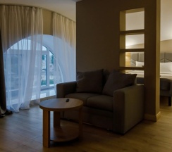 Двухместный полулюкс Мансарда с видом на город двуспальная кровать в Афалина