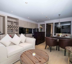 Семейный люкс с балконом в The Symphony Suites Pattaya
