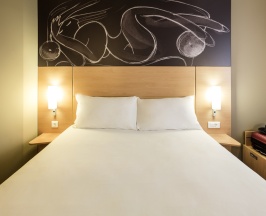 Двухместный номер Standard с видом на город двуспальная кровать в ibis Yerevan Center 