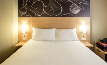 Двухместный номер Premium с видом на город двуспальная кровать в ibis Yerevan Center 