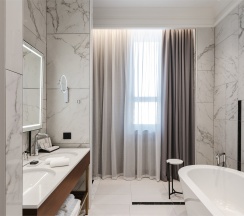 Люкс Амбассадор с балконом в Maidens Hotel Moscow