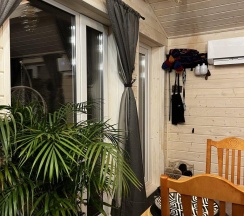 Двухместный семейный коттедж с видом на окрестности двуспальная кровать в Fraubu.camp