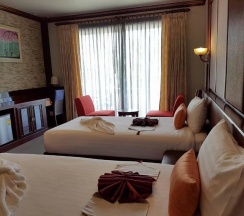 Двухместный полулюкс с балконом двуспальная кровать в Erawan Hotel