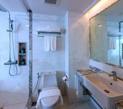 Номер Deluxe с частичным видом на море в The Bloc Hotel Phuket