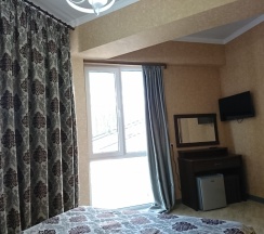 Люкс с балконом и с видом на горы в Гега