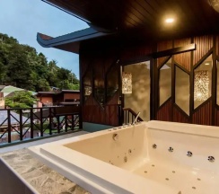Двухместная вилла Deluxe с видом на бассейн (двуспальная кровать) в Chaokoh Phi Phi Hotel & Resort