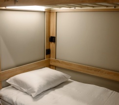 Кровать в 4-местном общем мужском номере в Pillow Hostel