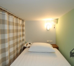Кровать в общем номере в Barn and Bed Hostel