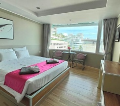 Номер Deluxe в The Beach Front Resort Pattaya  - SHA Plus