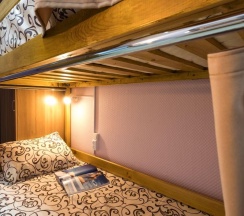 Кровать в мужском 4-местном номере (удобства на этаже) в I hostel