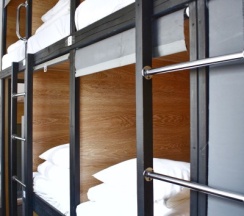 Капсула в 7-местном женском номере “Агата” в Bookcase Hotel&Hostel