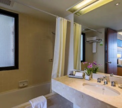 Двухместный номер Grand Deluxe c 1 комнатой с балконом (двуспальная кровать) в Chatrium Sathon Bangkok