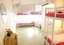 Кровать в общем номере в 1Sabai Hostel