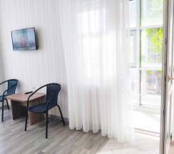 Люкс с балконом и с красивым видом из окна в Camelia