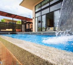 Двухместная вилла с видом на горы двуспальная кровать в The Private Pool Villas at Civilai Hill Khao Yai