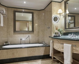 Семейный номер Standard c 1 комнатой с красивым видом из окна в Aphrodite Hills Hotel