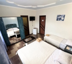 Трехместный номер с балконом в Guest house city center