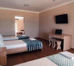 3-местный 2-комнатный номер полулюкс семейный в Ника