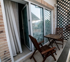 202 - Трехместный номер с балконом и боковым видом на море в Азов Инн