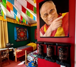 Кровать в 4-местном общем номере Будда в Дом Радости