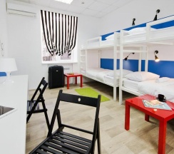 Кровать в 4-местном общем женском номере в Maxi House