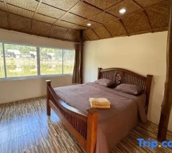Бунгало с видом на реку в Fahluang Resort