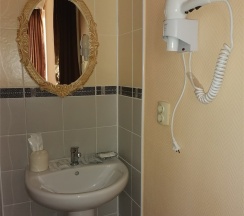 Двухместный номер категории "ДэЛюкс - 7" с двуспальной кроватью, с возможностью двух дополнительных мест. в Викинг