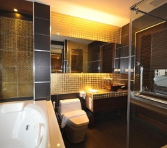 Двухместный люкс с видом на море двуспальная кровать в Chalelarn Hotel