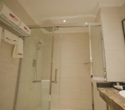 Одноместный номер Standard двуспальная кровать и односпальная кровать в Stay Easy Plus Hotel