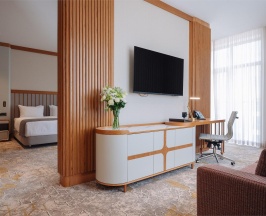 Номер люкс Модерн с 1 односпальной и 1 двуспальной кроватью в Источник