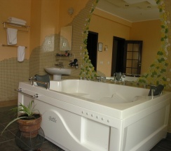 Люкс с балконом в Golden Dragon Hotel & Spa