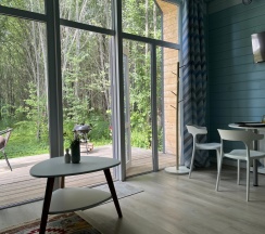 Шестиместный коттедж с балконом и с красивым видом из окна в Вербная роща