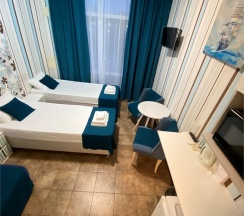 Трехместный номер с открытым балконом и боковым видом на море в Joy apartments