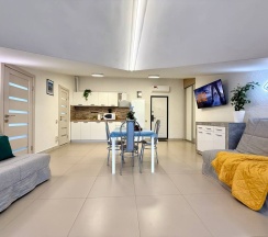 Апартаменты №9 "Люкс" на мансардном этаже в Саквояж