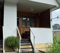 Двухместный коттедж с балконом и с красивым видом из окна двуспальная кровать в Нэла