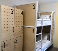 Четырёхместный номер с общей ванной комнатой в Форвикс