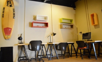 Капсула с балконом и с красивым видом из окна в Fin Hostel Co Working