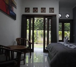 Двухместный номер Standard с балконом и с видом на сад двуспальная кровать в Mai Guesthouse Sanur