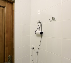 Кровать в шестиместном номере с ванной комнатой в Kdhostel