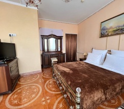 Двухместный номер категории "ДэЛюкс - 7" с двуспальной кроватью, с возможностью двух дополнительных мест. в Викинг